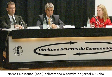 Foto de Marcos Dessaune palestrando no audit�rio do jornal O Globo, ao lado do promotor de Justi�a Rodrigo Terra e da ent�o ju�za - hoje desembargadora - Cristina Gaulia